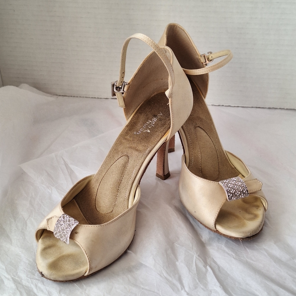 Angela Nuram silk heels sz 7.5